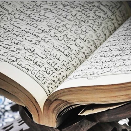 Hukum Membaca Al Qur'an Dengan Selonjoran Kaki