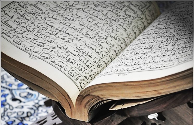 Hukum Membaca Al Qur'an Dengan Selonjoran Kaki