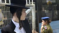 Kaum Yahudi Shalat Tidak Memakai Alas Kaki Bagaimana Dengan Kita