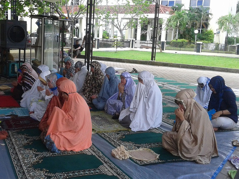Makmum Shalat di Teras Masjid yang Pintunya Tertutup Rapat, Sahkah