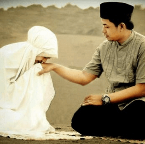 Istri Menunggu Suami Pulang Atau Shalat Jama'ah di Masjid?