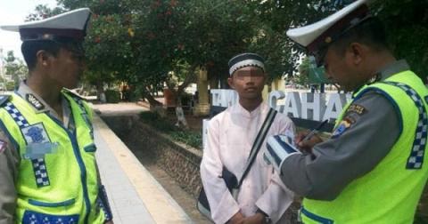 Kisah Karomah Mbah Marzuki, Sudah Wafat Masih Menolong Santri yang Ditilang Polisi